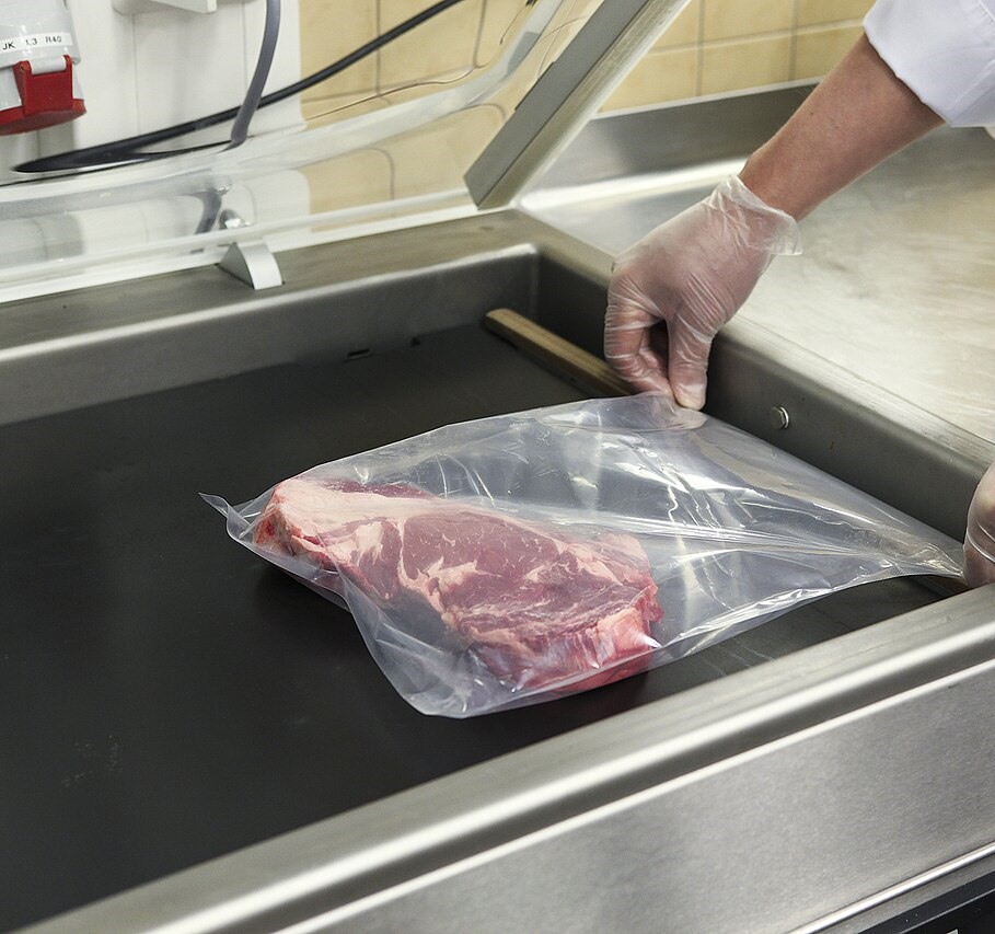 Envasado al vacio de carne en maquina de campana